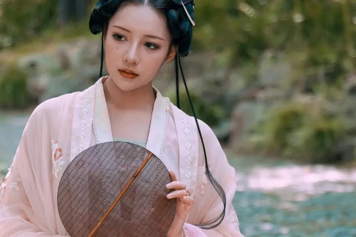 简约桌面场景，配合帮助入口资讯