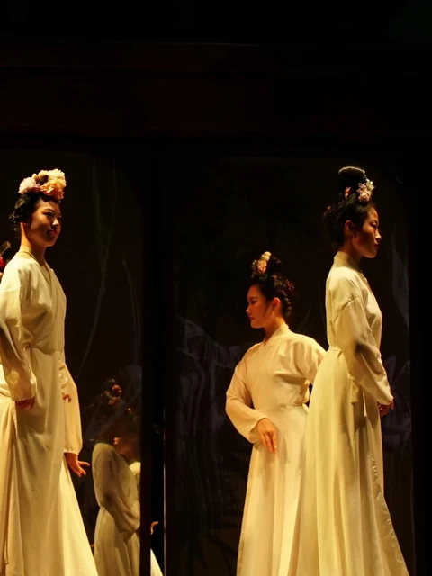 竖版光影画面，衬托名词解释板块
